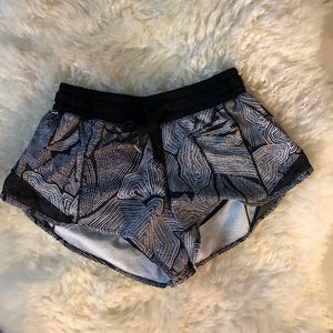 lululemon hotty hot short 2.5”